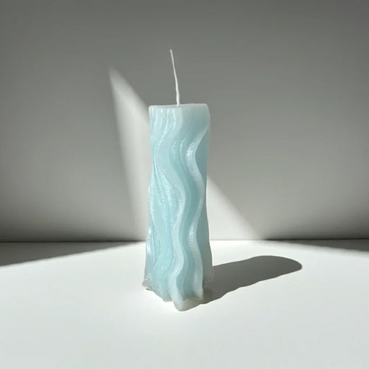Handgemachte Wellenkerze aus hellblauem Wachs, minimalistisches Design, dekorative Kerze