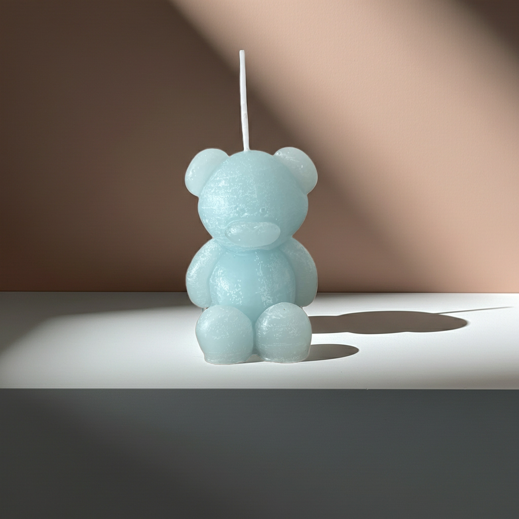 100% přírodní ručně vyrobená vonná svíčka s motivem medvídka s vůní levandule