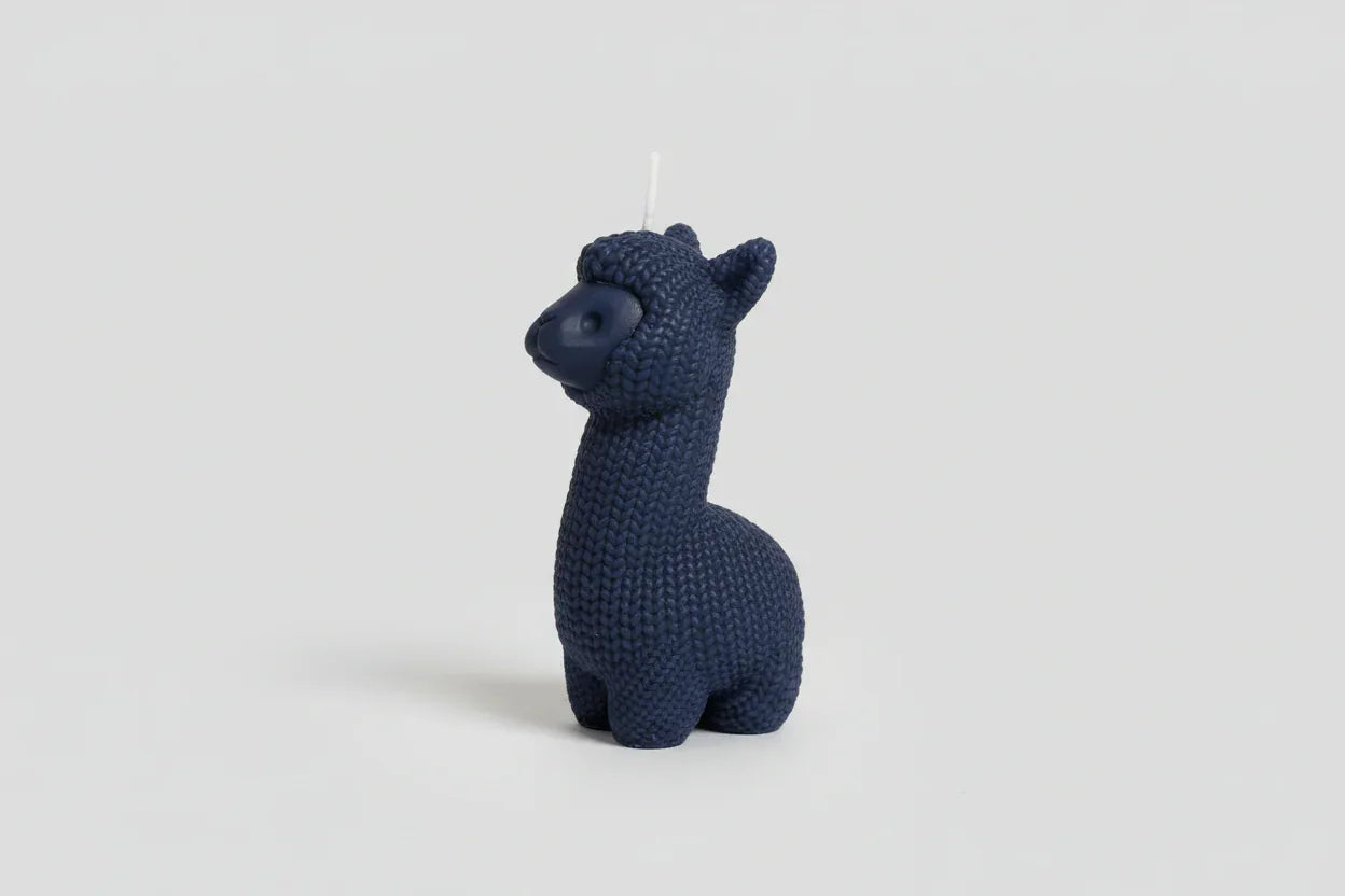 Dunkelblaue Lama-Kerze handgemacht mit Strickmuster, dekorativ auf hellem Hintergrund