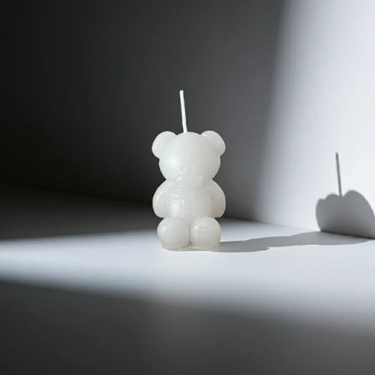 Handgemachte Kerze in Bärenform, weiß, im minimalistischen Licht, Dekoration Zuhause