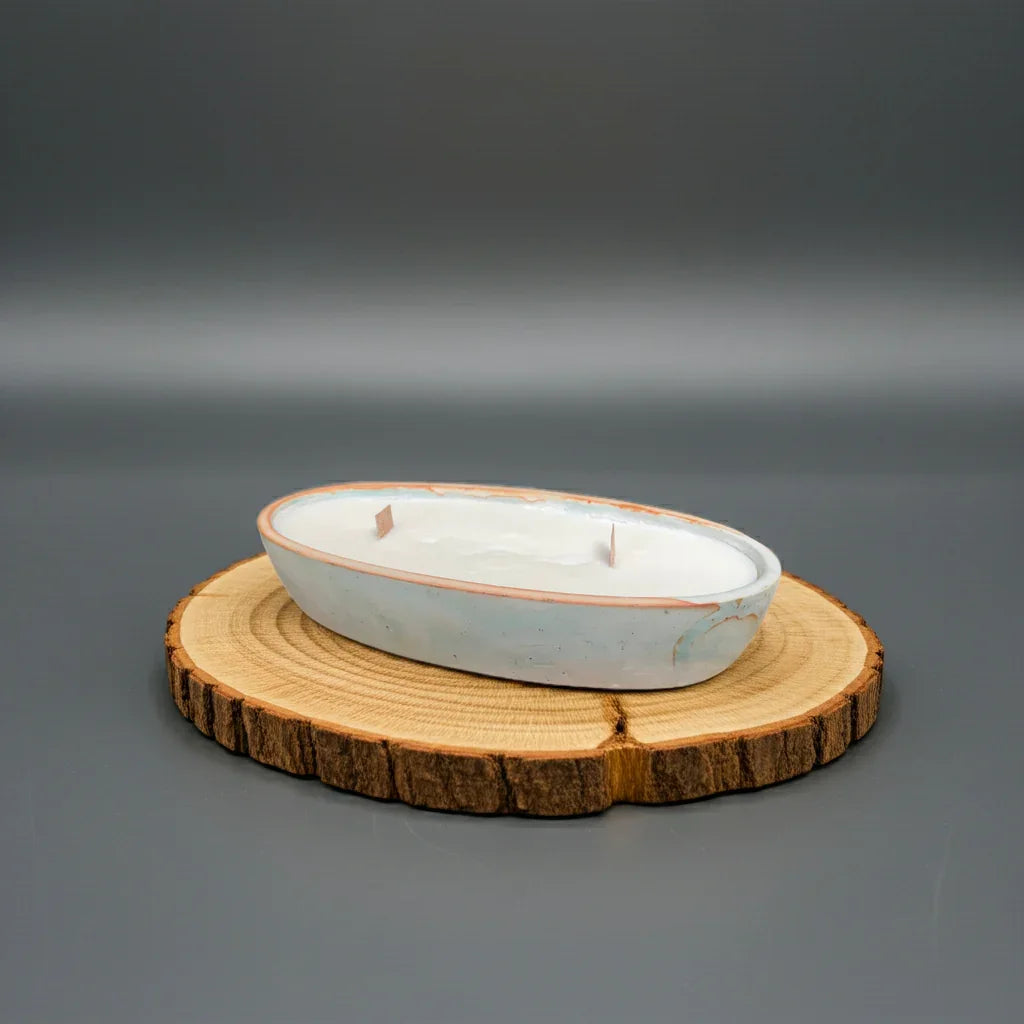 Handgemachte Kerze in ovaler Schale mit Holzdochten auf Holzscheibe, Dekoration