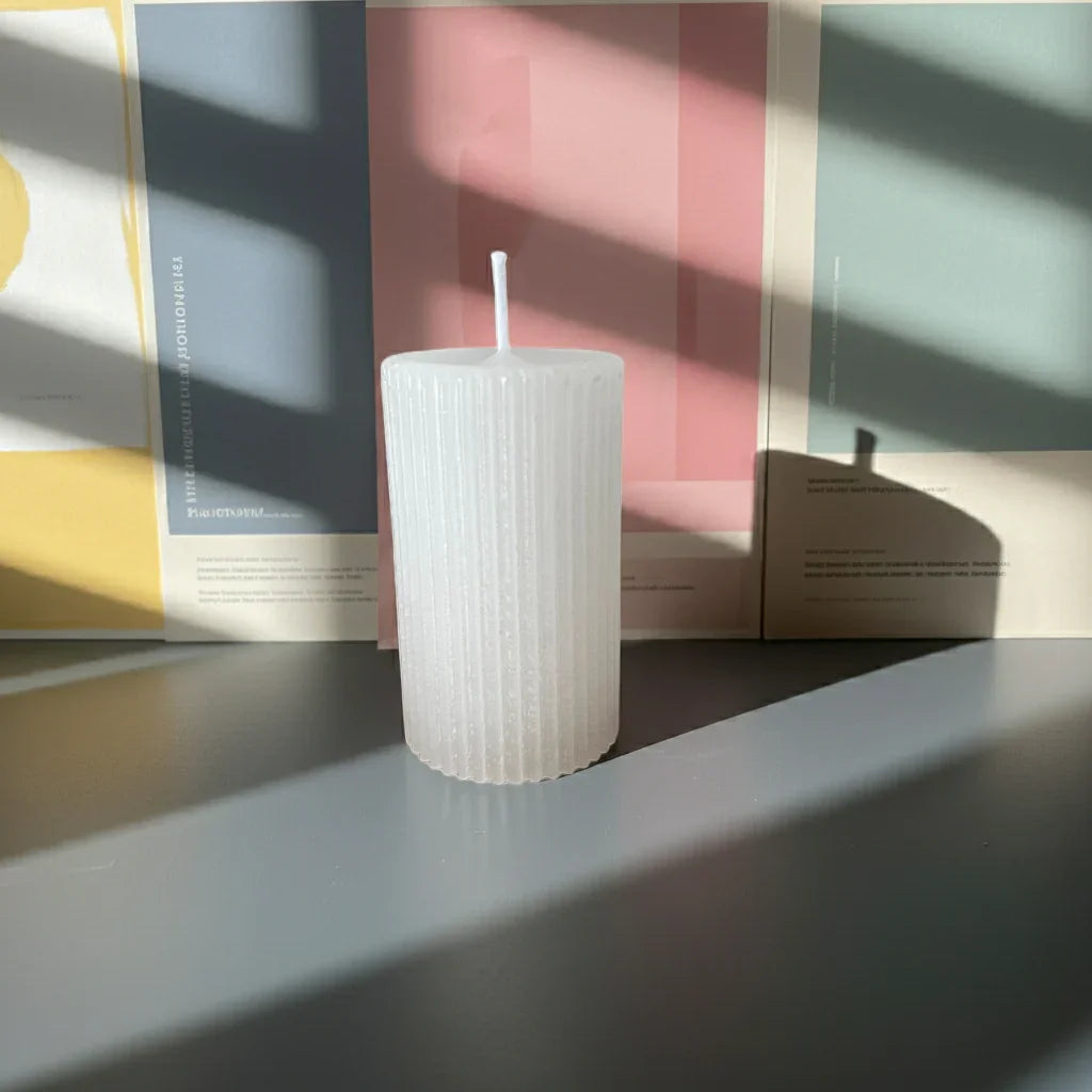Handgemachte, weiße Stumpenkerze mit Rillenstruktur auf modernem Tisch, Sonnenlicht, Dekoration