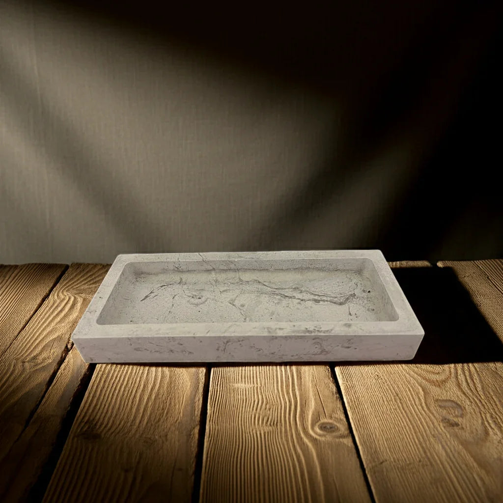 Rechteckige Betonschale auf Holztisch, schlichtes, modernes Wohnaccessoire