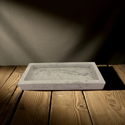 Rechteckige Betonschale auf Holztisch, schlichtes, modernes Wohnaccessoire