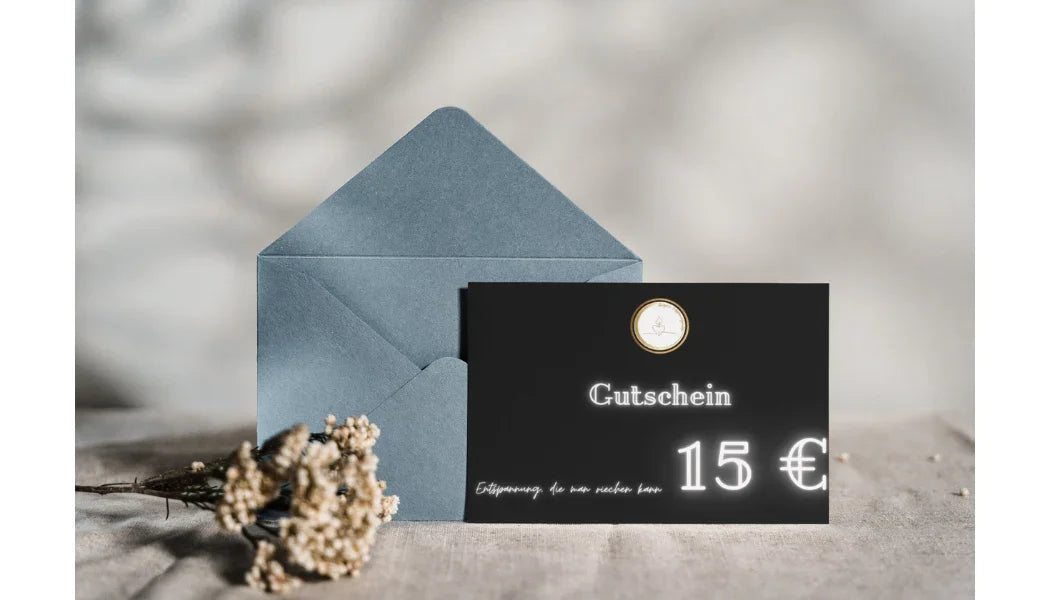 Geschenkgutschein 15 Euro vor blauem Umschlag, Kerzen-Geschenkidee, Deko mit Trockenblumen