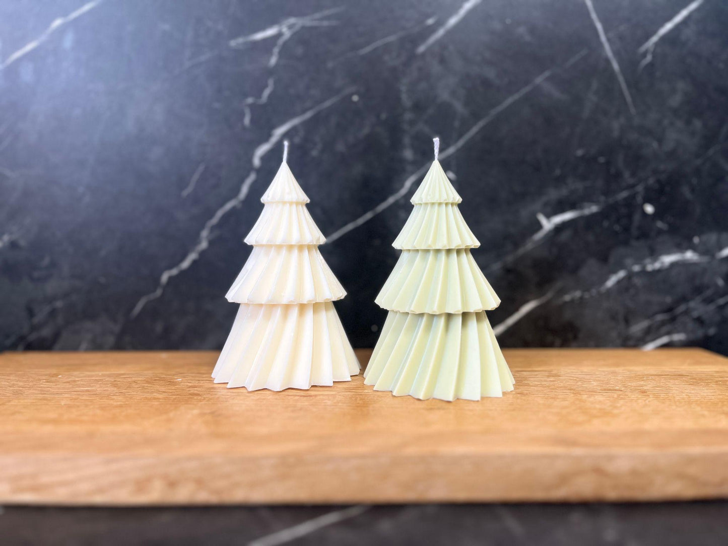 Handgemachte Duftkerze mit Christbaum Design