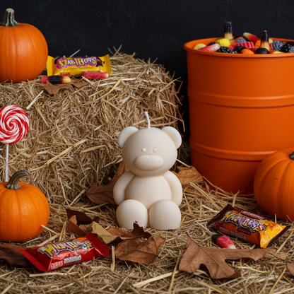Berger`s Entspannungslichter Bären-Kerze aus Sojawachs in herbstlichem Halloween-Arrangement